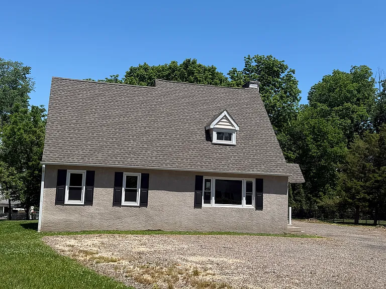 11 Willow Ave — Photo 1