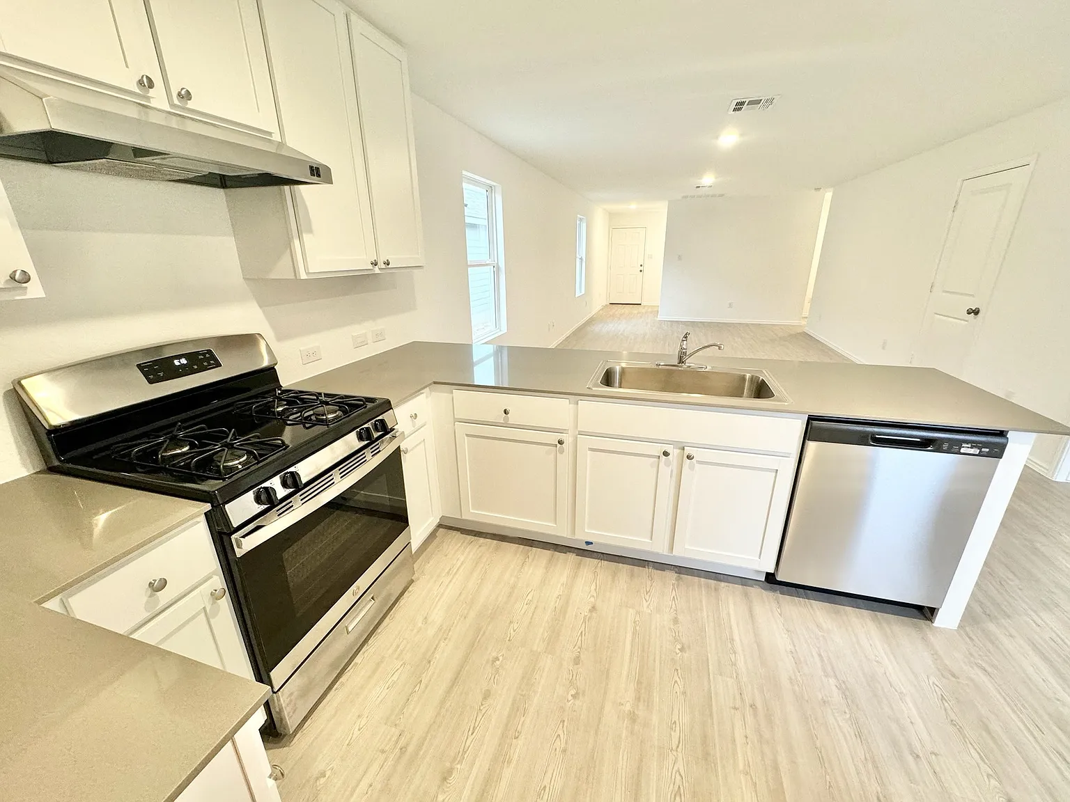 3 bed, 1266 sqft, $1,650 — Photo 1