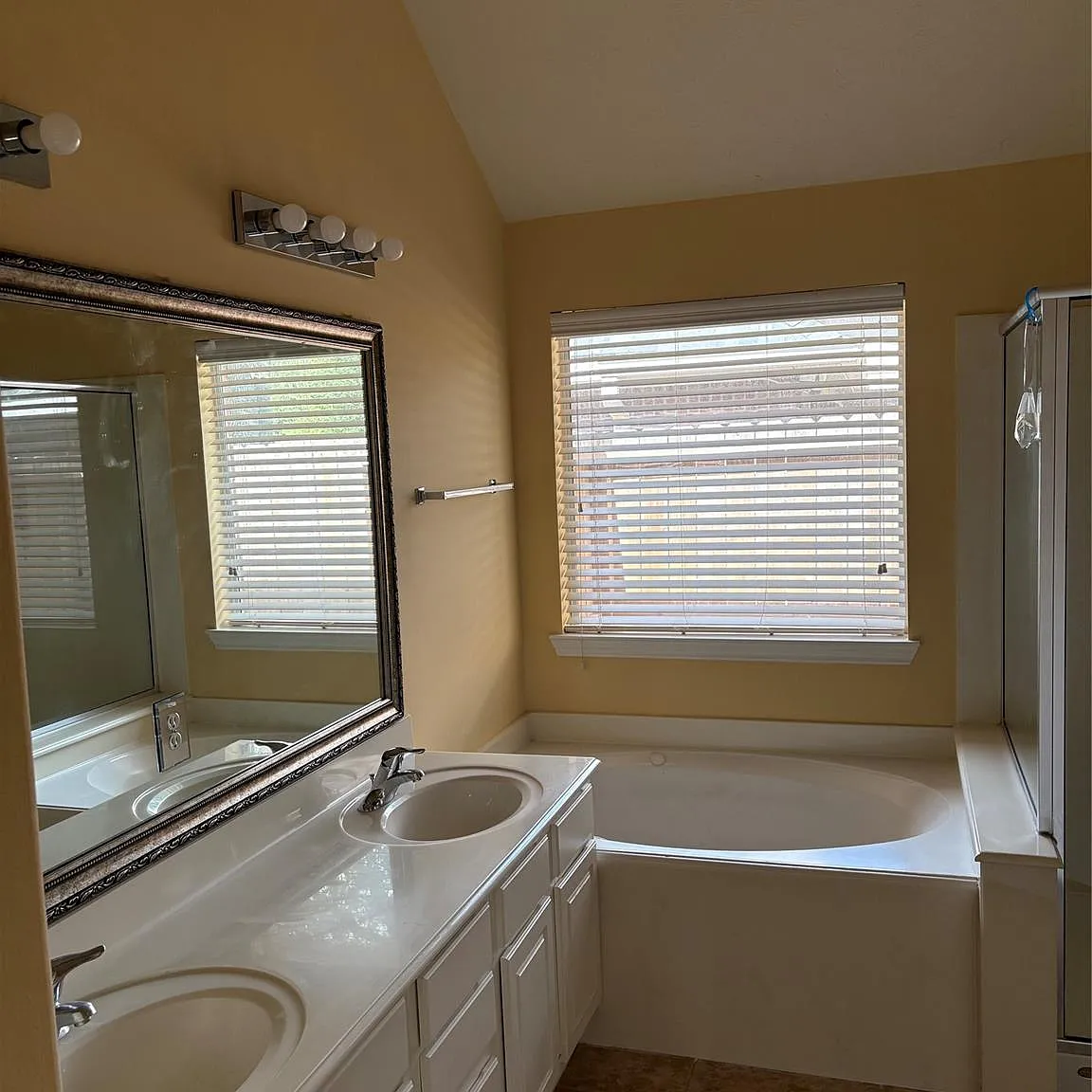 4 bed, 2.0 bath, 1897 sqft, $2,500 — Photo 2