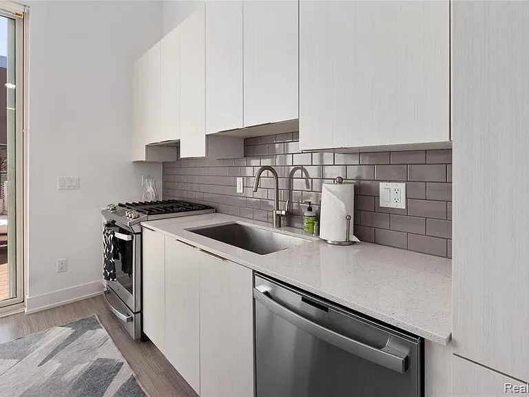 2820 John R St — Photo 10