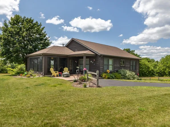 2 Nightingale Ct, Galena, IL 61036