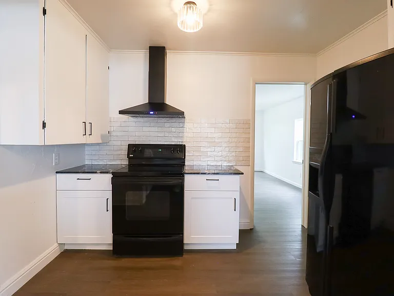 1008 E King Pl — Photo 7
