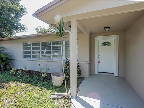 3rd image of 3942 Breezemont Dr