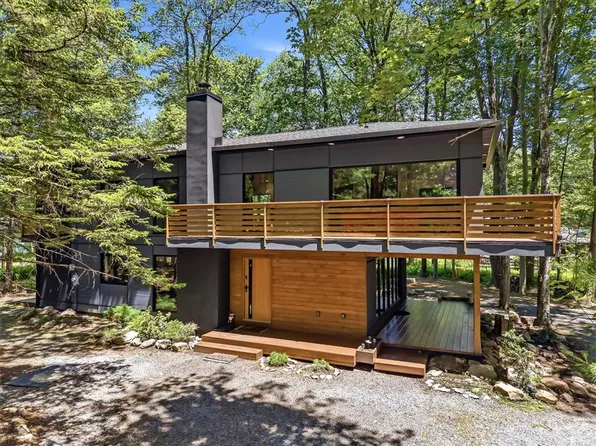 1142 Oakland Pl, Pocono Pines, PA 18350