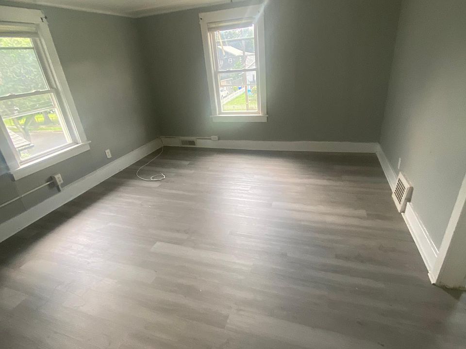 2nd image of 6 Chamberlain St #2