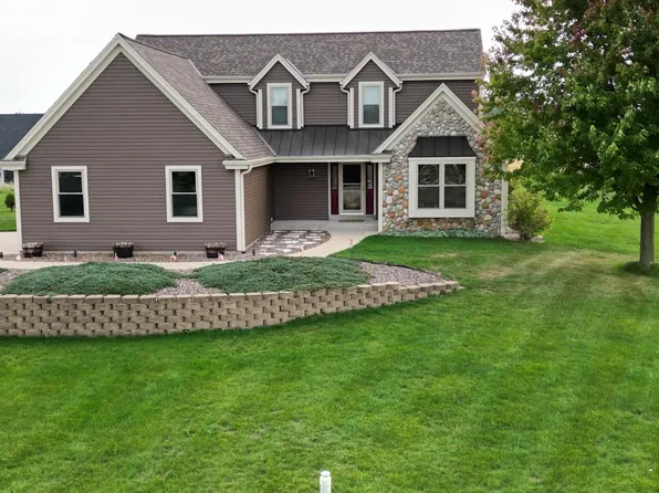 W335N8641 Stone Bank ROAD, Oconomowoc, WI 53066