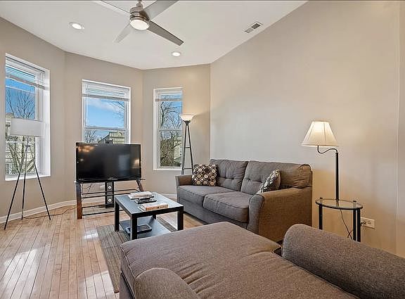3rd image of 634 N Homan Ave #2