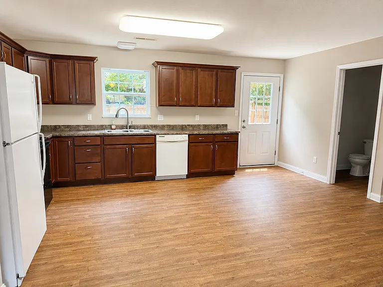 1005 Lennox Cir — Photo 6