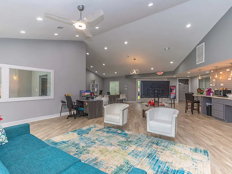 The 910 Apartments — Photo 13