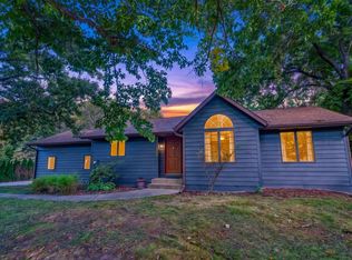 8062 Burr Oak Trl, Cross Plains, WI 53528