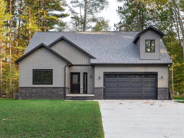 102 Parker Ln, Marquette, MI 49855