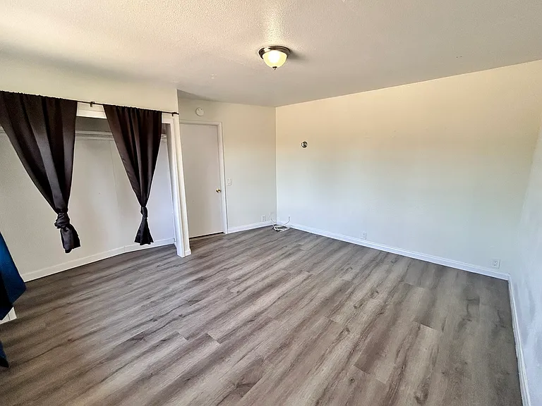 28057 Washington Ave — Photo 10