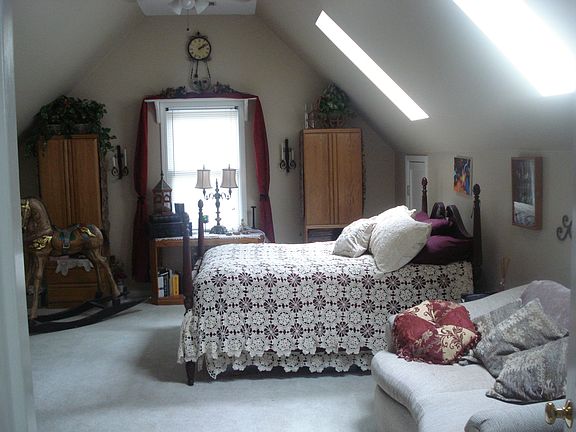 Bonus room w/lots of natural light