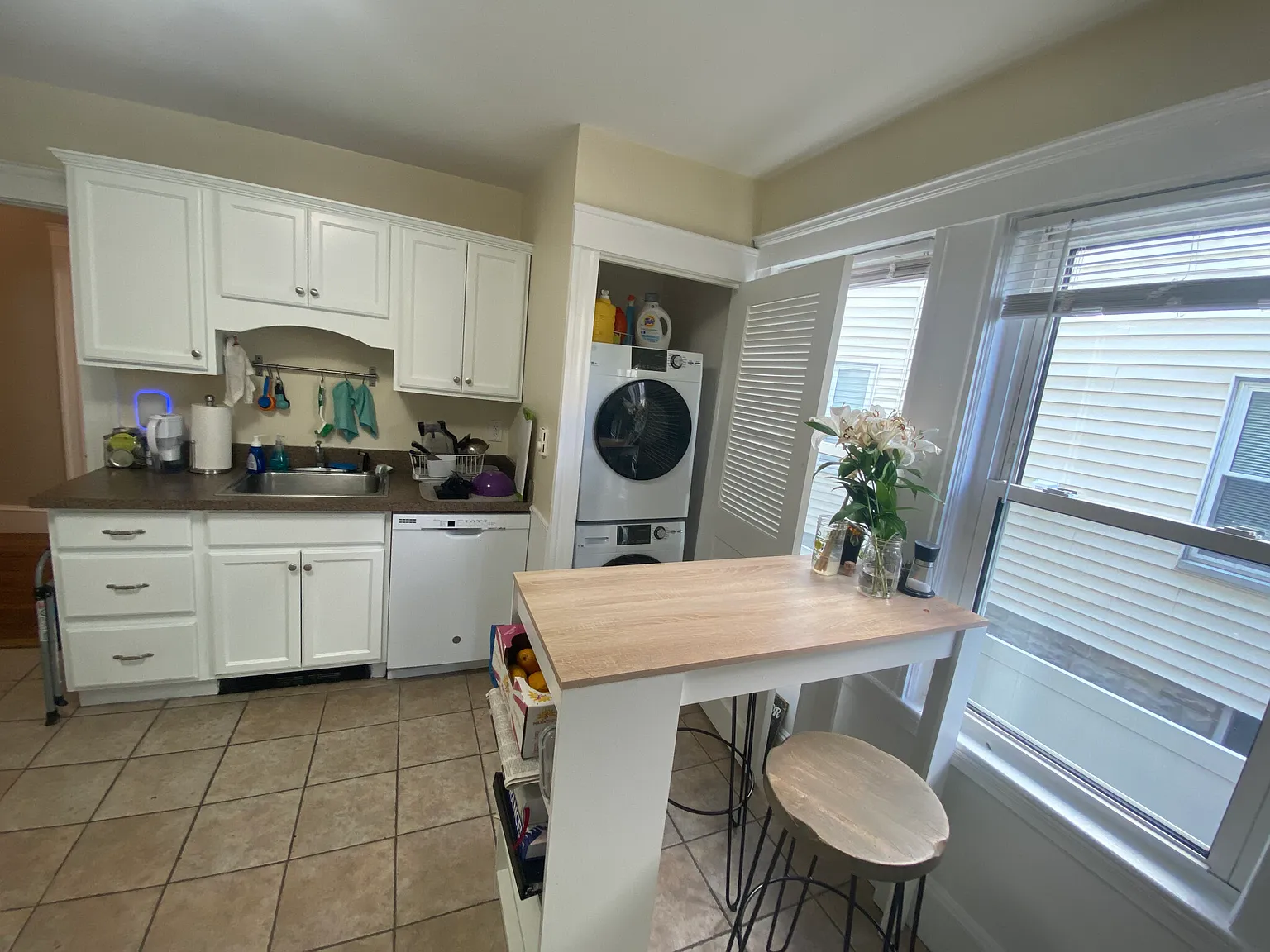 3 bed, 1.5 bath, 1350 sqft, $4,700 — Photo 4