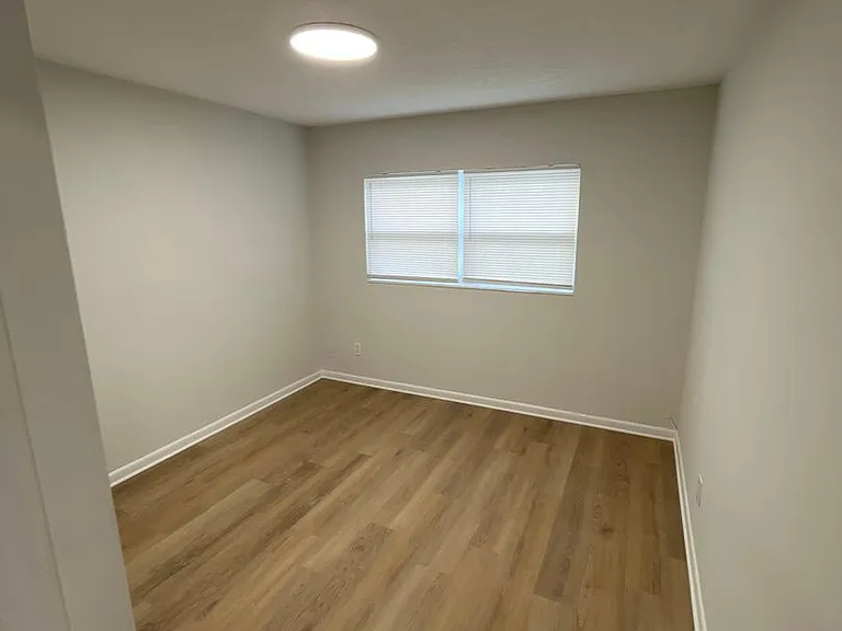 126-132 E Harding St — Photo 11