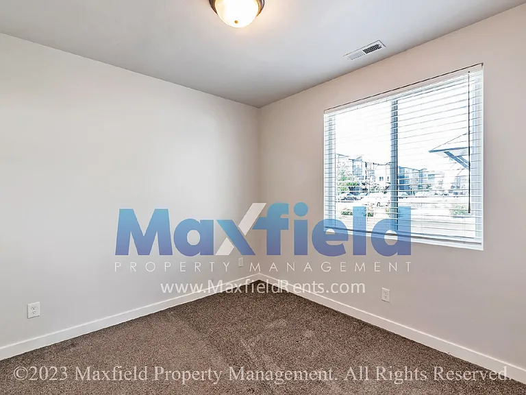 721 W Crystal Creek Rd — Photo 3