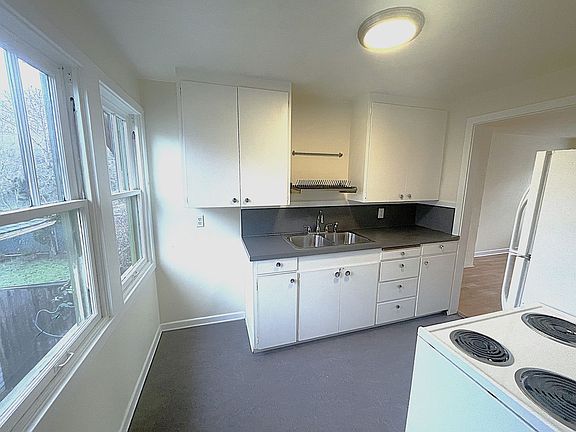 4th image of 2406-2408 NE 12th Ave