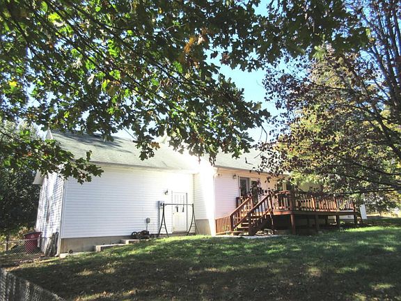 5th image of 944 Stoneshire Dr