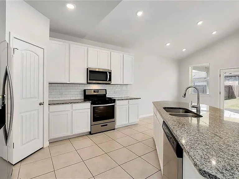 541 Palmilla St — Photo 2