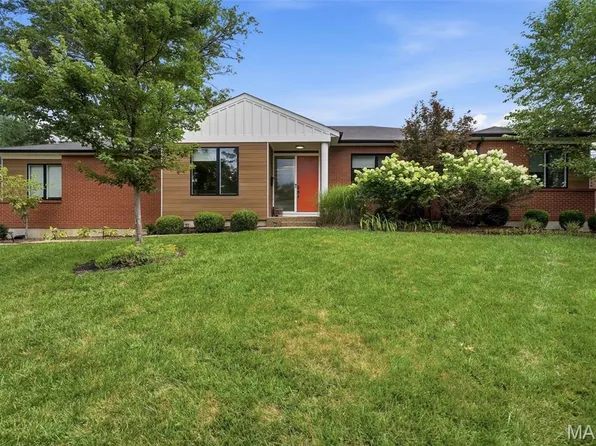 9061 Monmouth Dr, Saint Louis, MO 63117