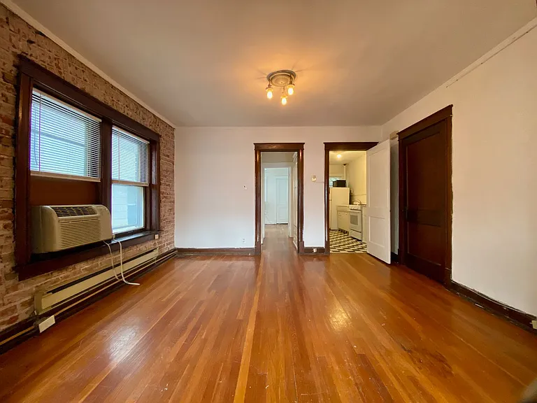 Valentine Place Apartments — Photo 5
