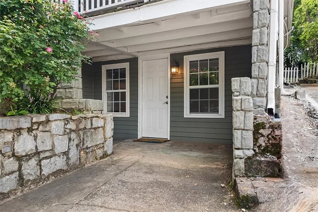 4 bed, 2.0 bath, 2722 sqft, $2,250 — Photo 2