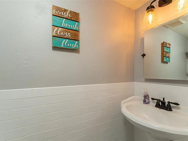 2304 Fletchers Point Cir — Photo 16