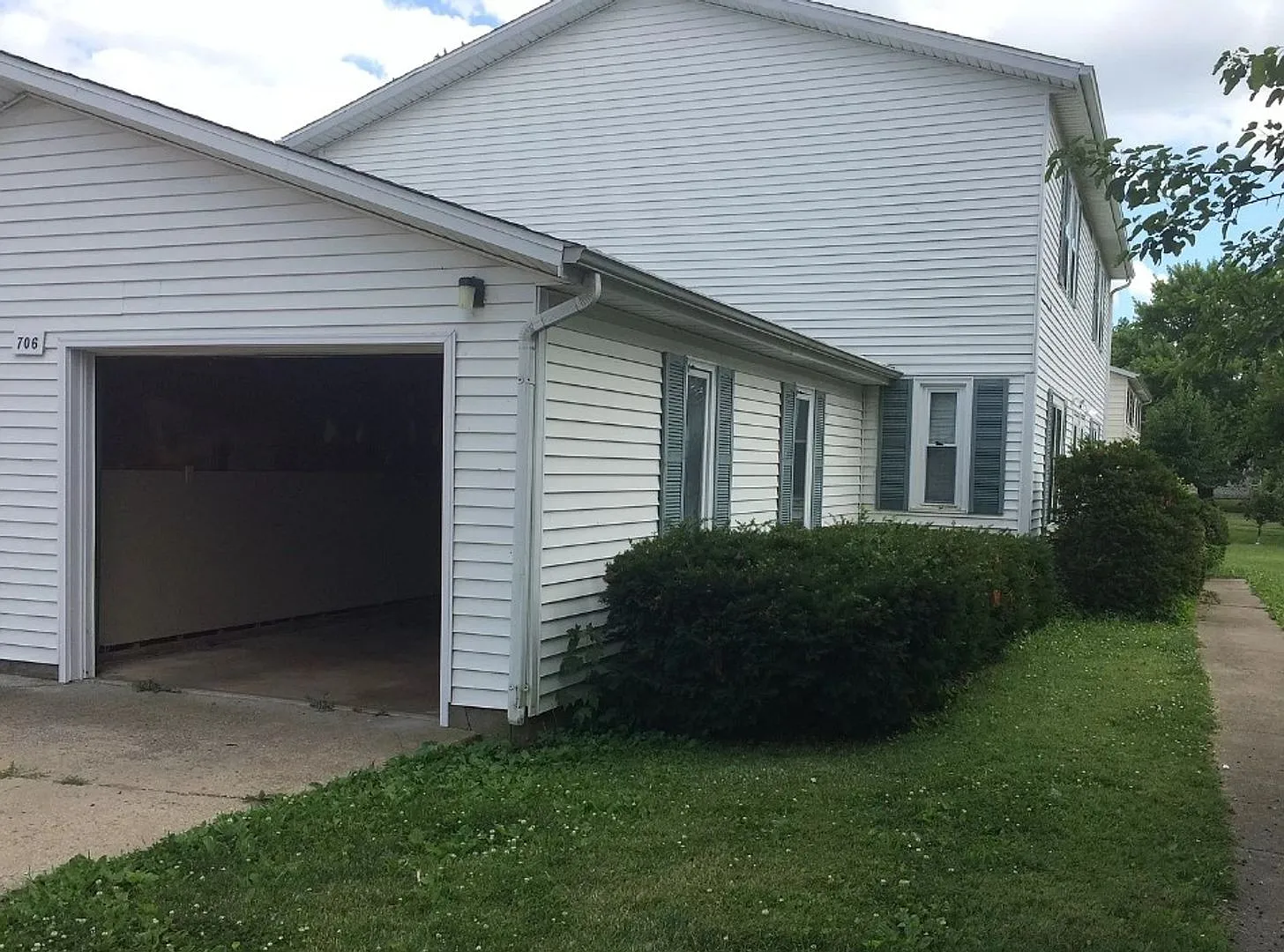 706 Crescent Dr — Photo 1
