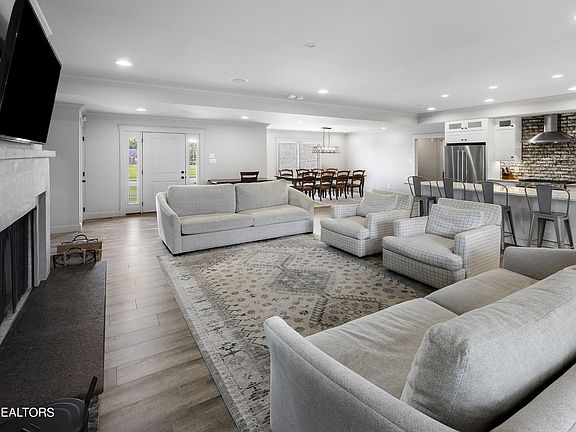 3rd image of 2223 Andrea Ln