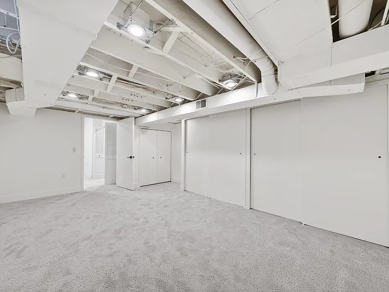 372 W Brown St #3 — Photo 32