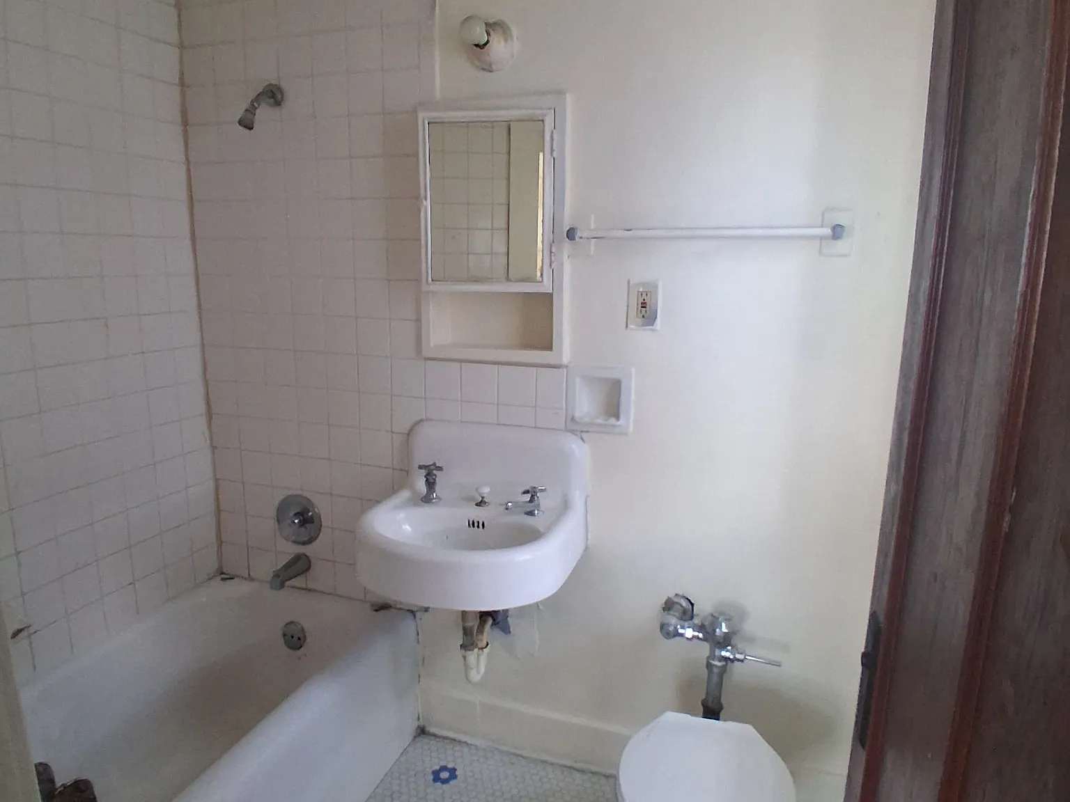 1242 West Highland Avenue - 14 — Photo 3