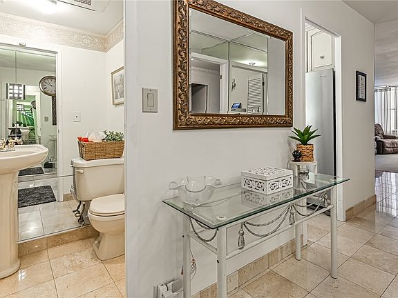 4th image of 112 Washington Pl APT 10G