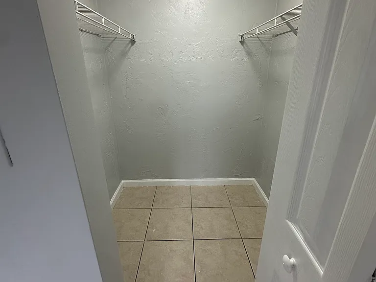 1216 SW 39th Ave — Photo 5