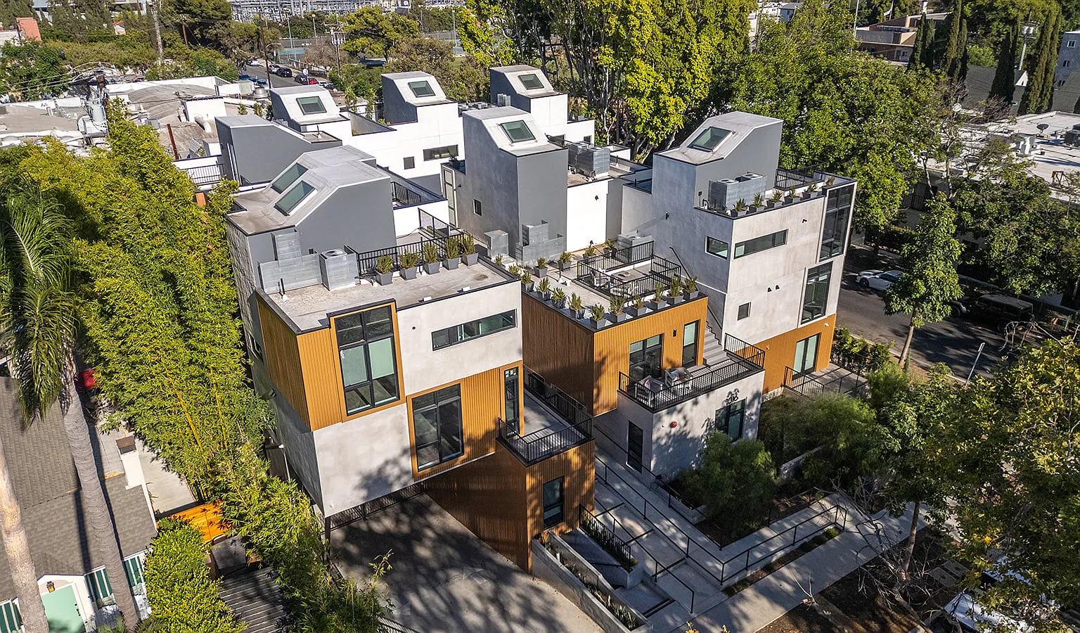 1016 N Martel Ave — Photo 1