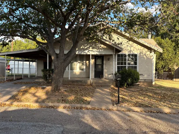 306 N Hillcrest Dr, Olney, TX 76374