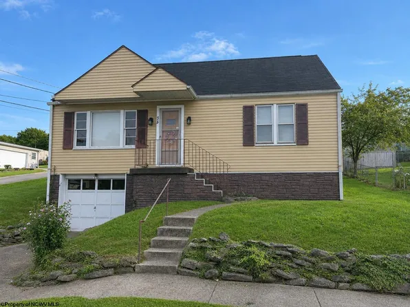 210 Poolside Dr, Mannington, WV 26582