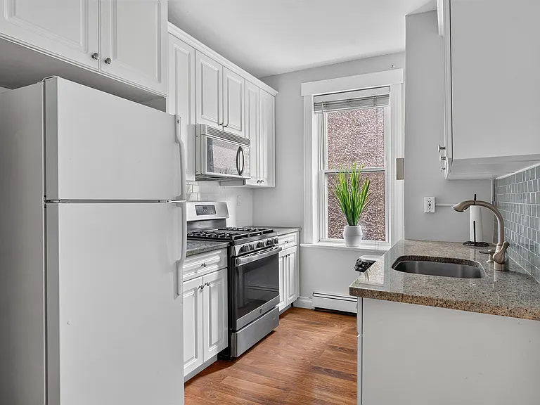 625 Washington St #2 — Photo 9
