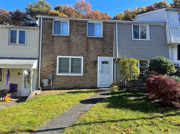 115 Hill Spur Drive #115, Calverton, NY 11933