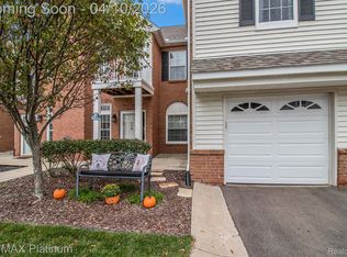 648 Olde English Cir, Howell, MI 48855