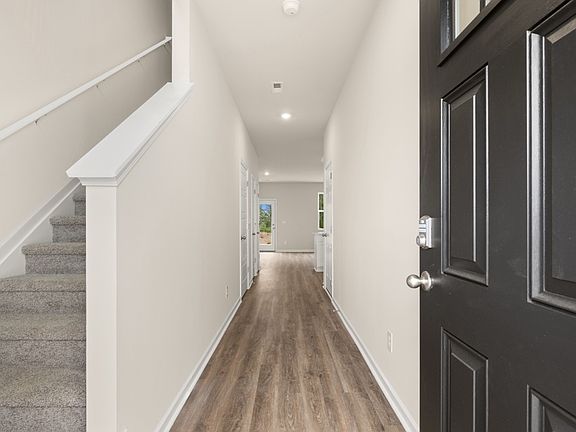 5th image of 202 Kenmore Cir