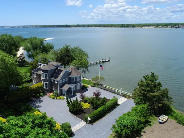 33 Mineola Court, Hampton Bays, NY 11946