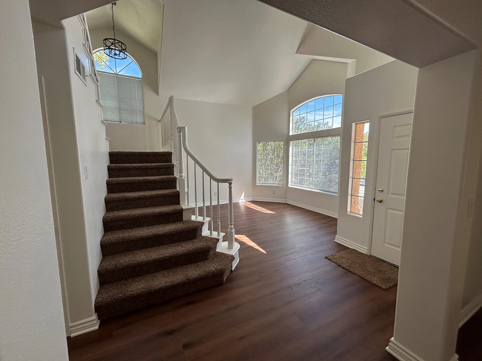 3 bed, 2.5 bath, 1975 sqft, $3,200 — Photo 2