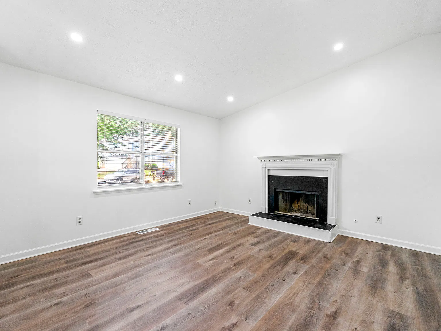 5 bed, 2737 sqft, $2,249 — Photo 4
