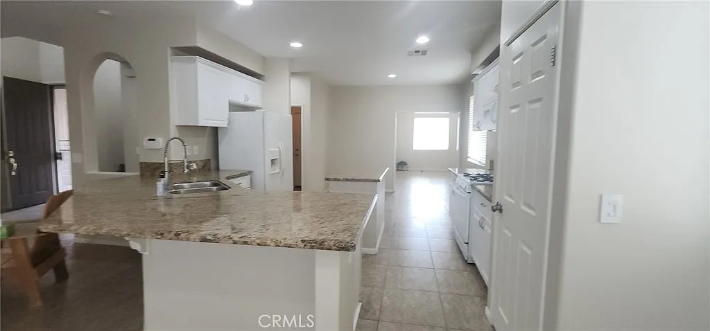 4 bed, 2324 sqft, $2,700 — Photo 2