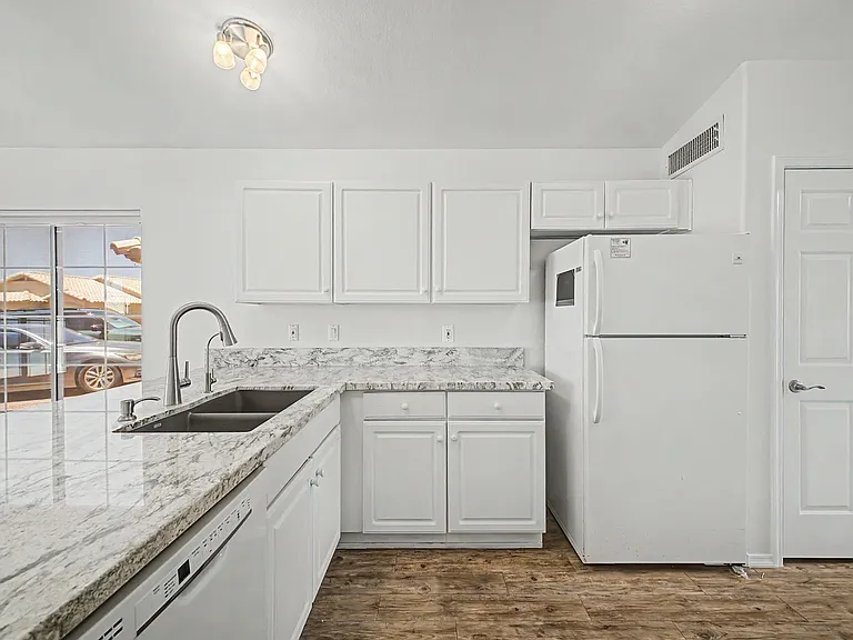 1211 N Jackson St — Photo 16