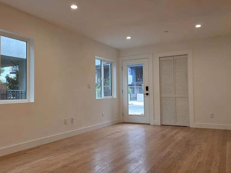 917 1/2 N Ridgewood Pl — Photo 14
