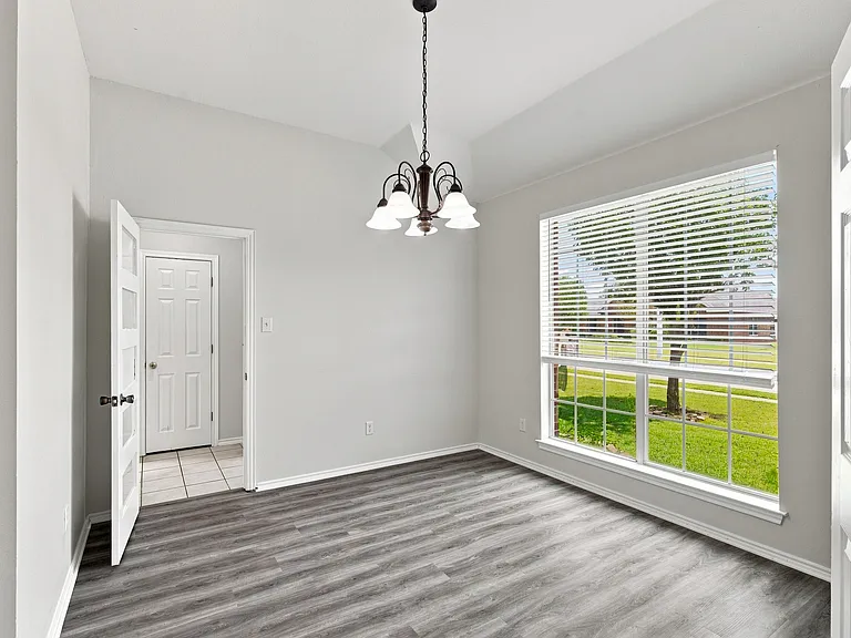 1033 Suffolk Ln — Photo 4