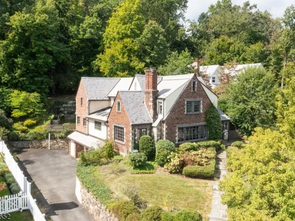 16 Woodcliff Dr, Madison Boro, NJ 07940