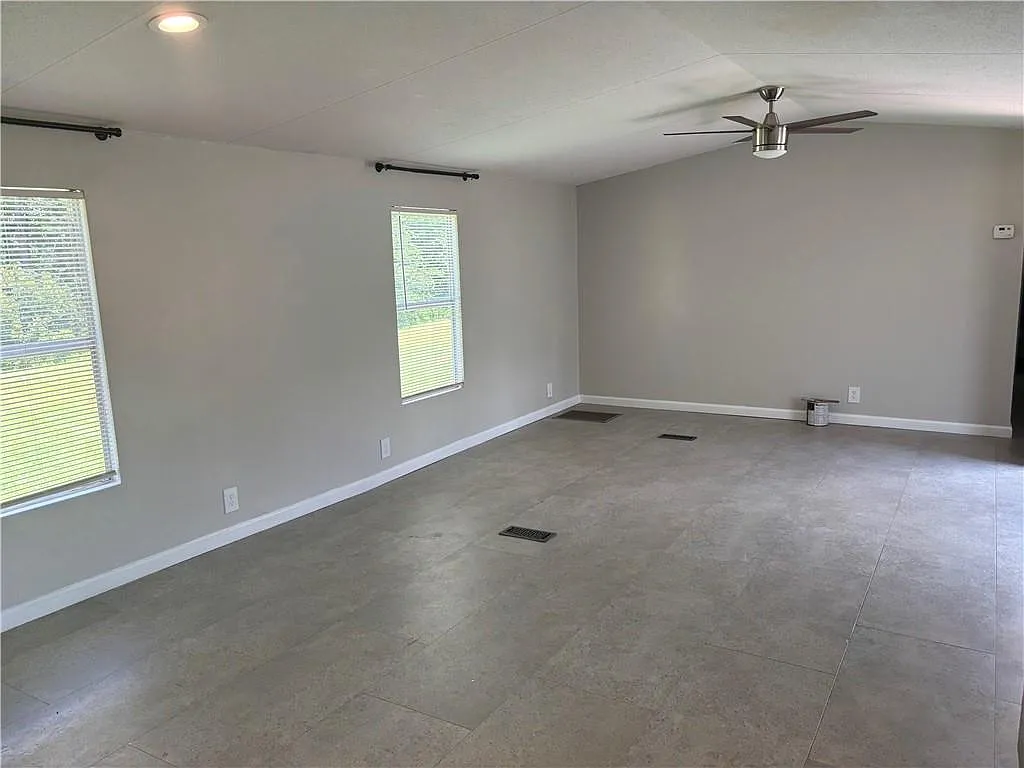 3 bed, 2.0 bath, 850 sqft, $1,100 — Photo 3