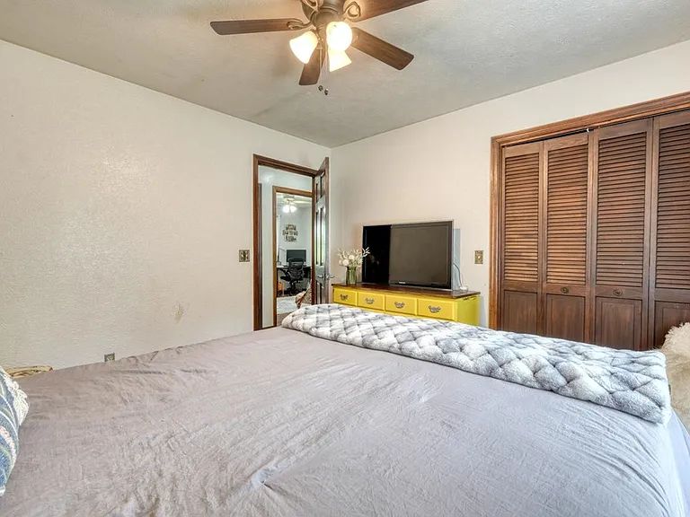 1085 Jones Creek Rd — Photo 32